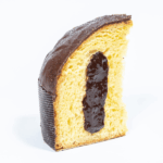 Fetta colomba al cioccolato farcita con crema al cioccolato