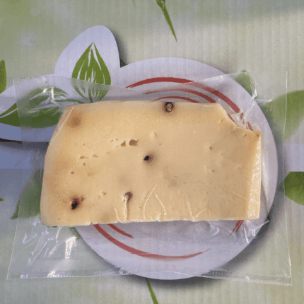 Formaggio dettaglio pepato stagionato