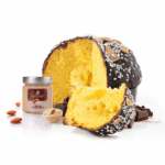 Panettone alla mandorla ricoperto al cioccolato fondente
